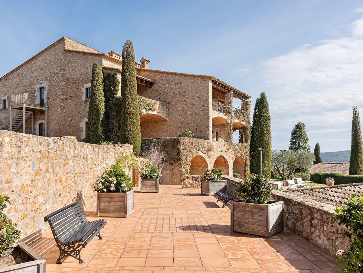 Exterior of the classically Spanish luxury hotel Mas de Torrent