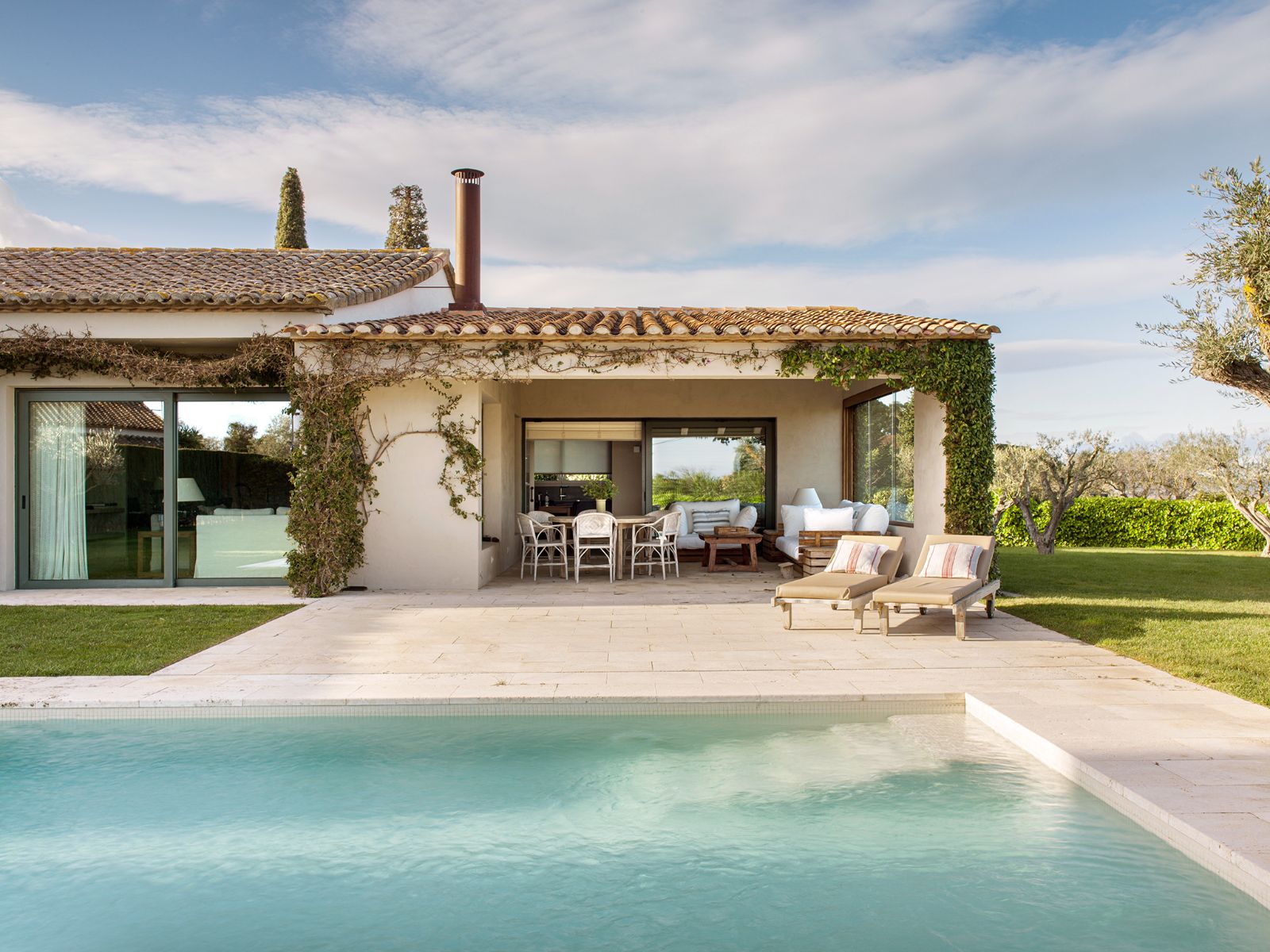 Private pool of The Residence at luxury hotel Mas de Torrent in Spain
