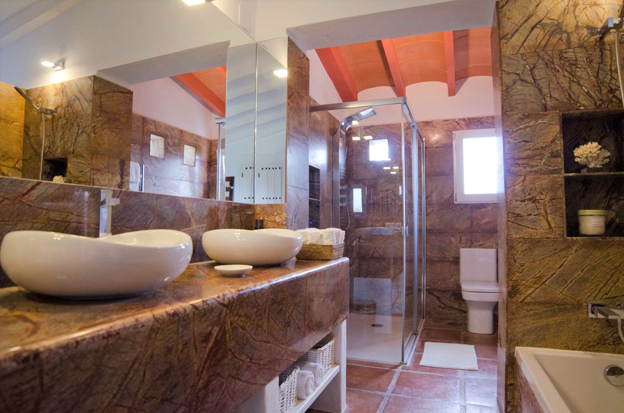 Bathroom with shower at El Refugio