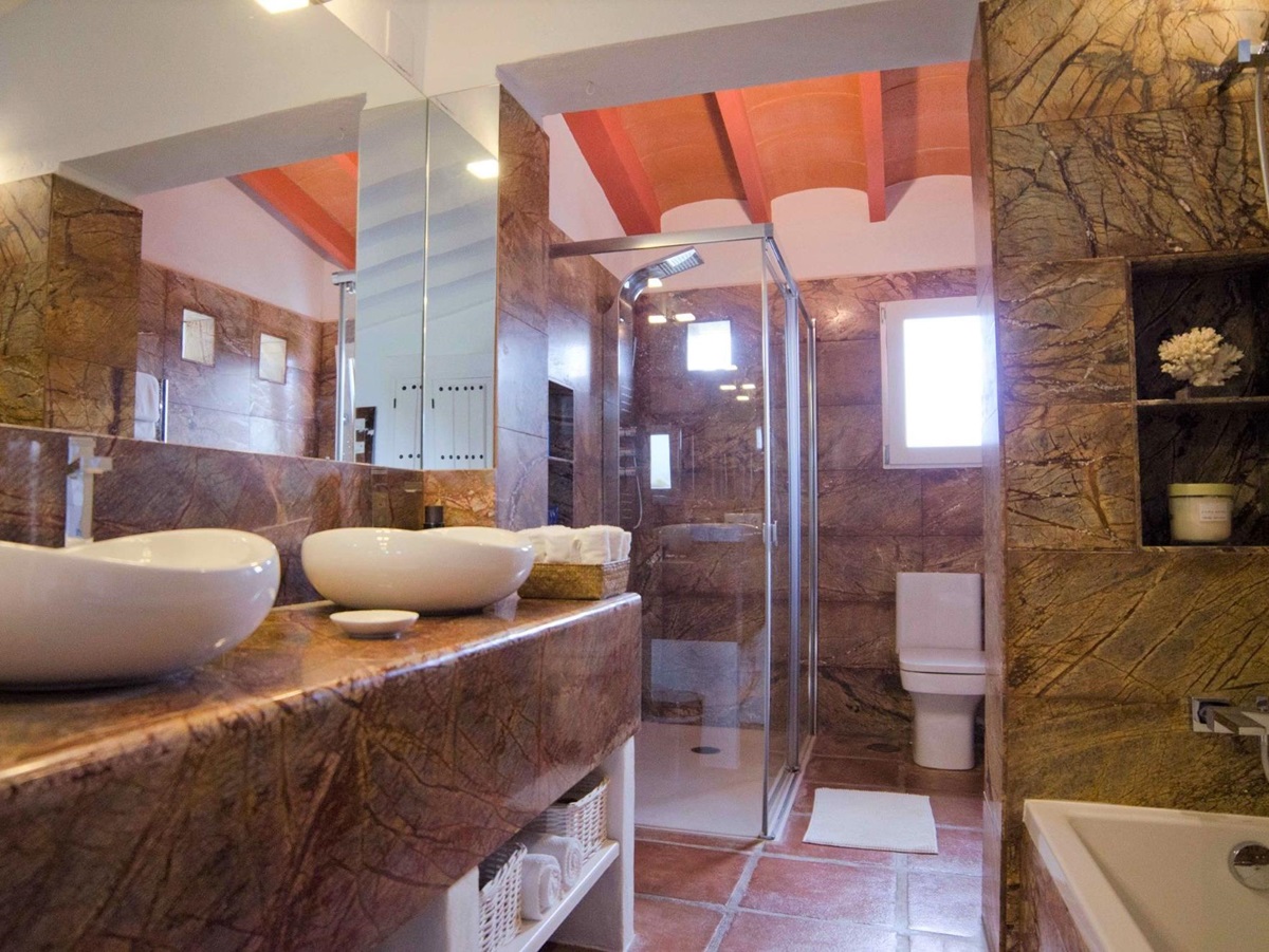 Bathroom with shower at El Refugio