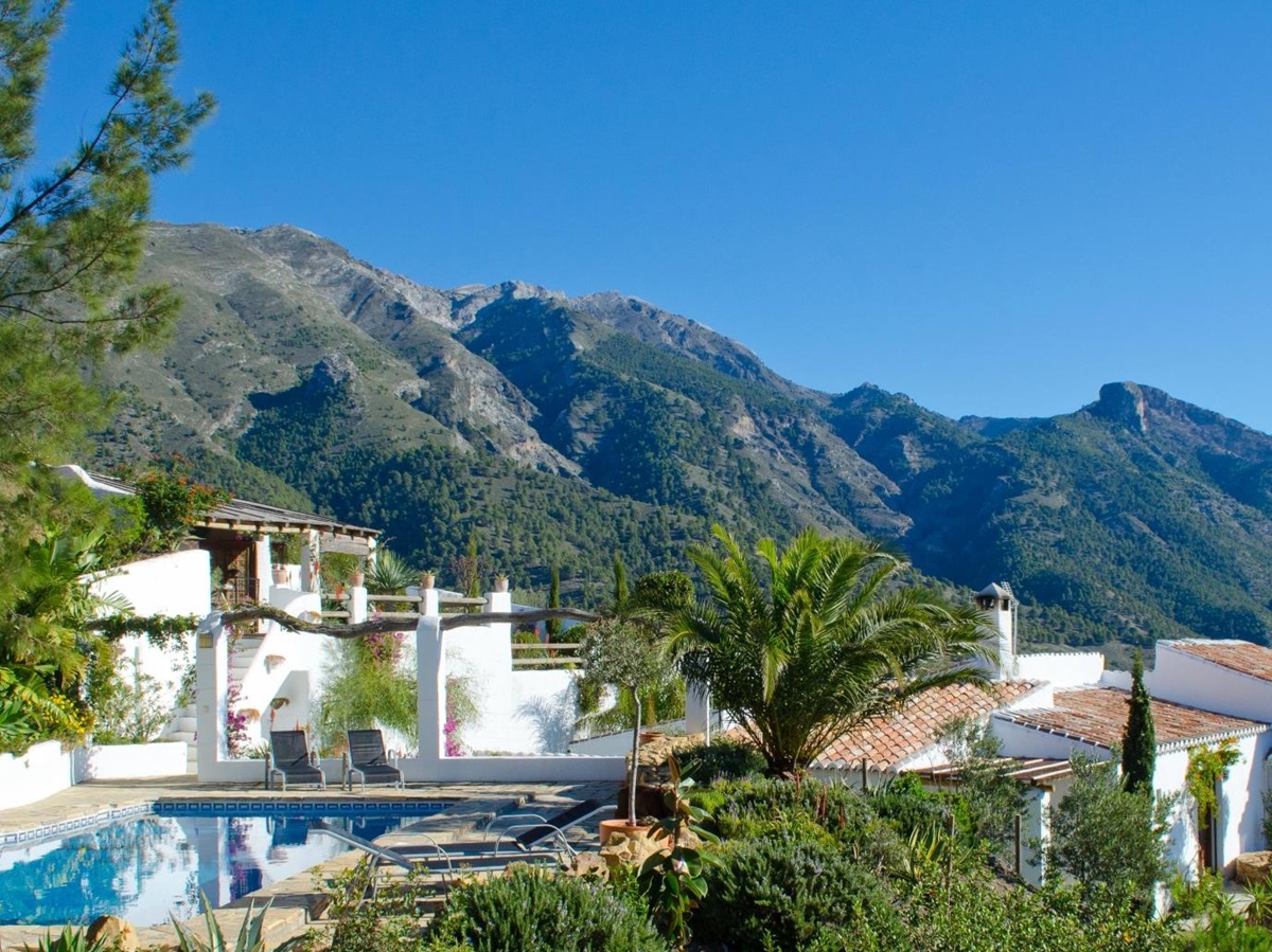 Exterior shot of El Refugio with pool and mountains in the backgroun