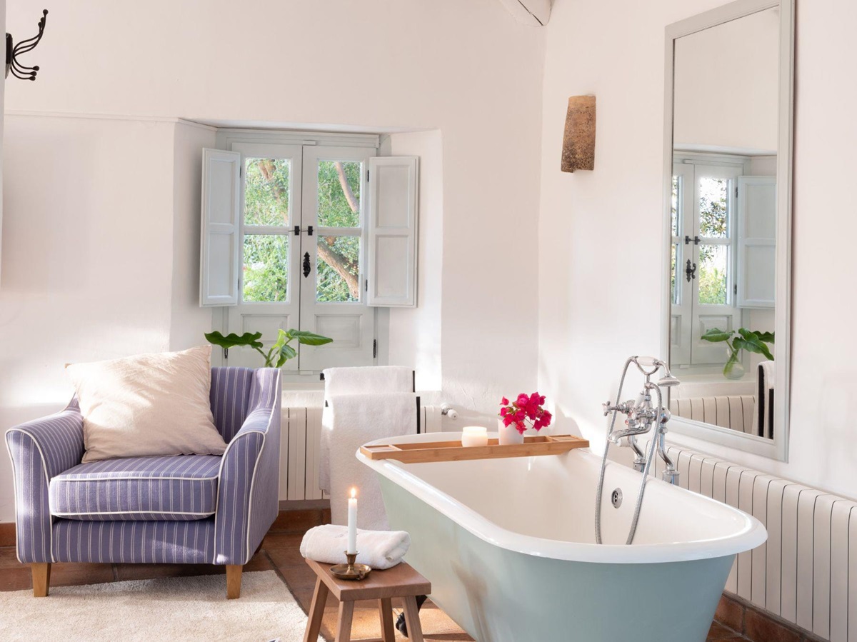 Bedroom with bathtub at Finca Flores, Andalucia