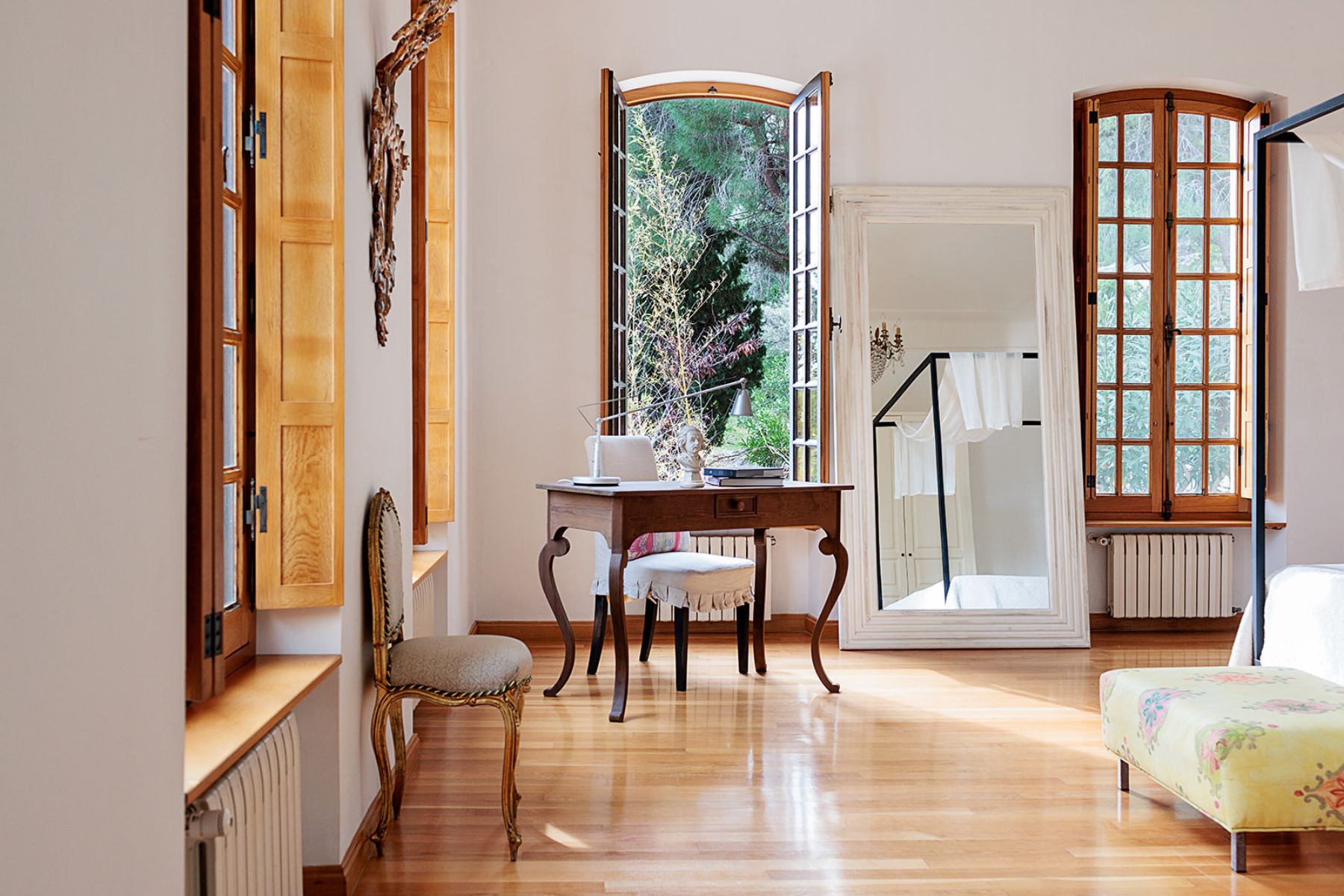 Bedroom with desk at Finca Jardin Bonito, Andalucia