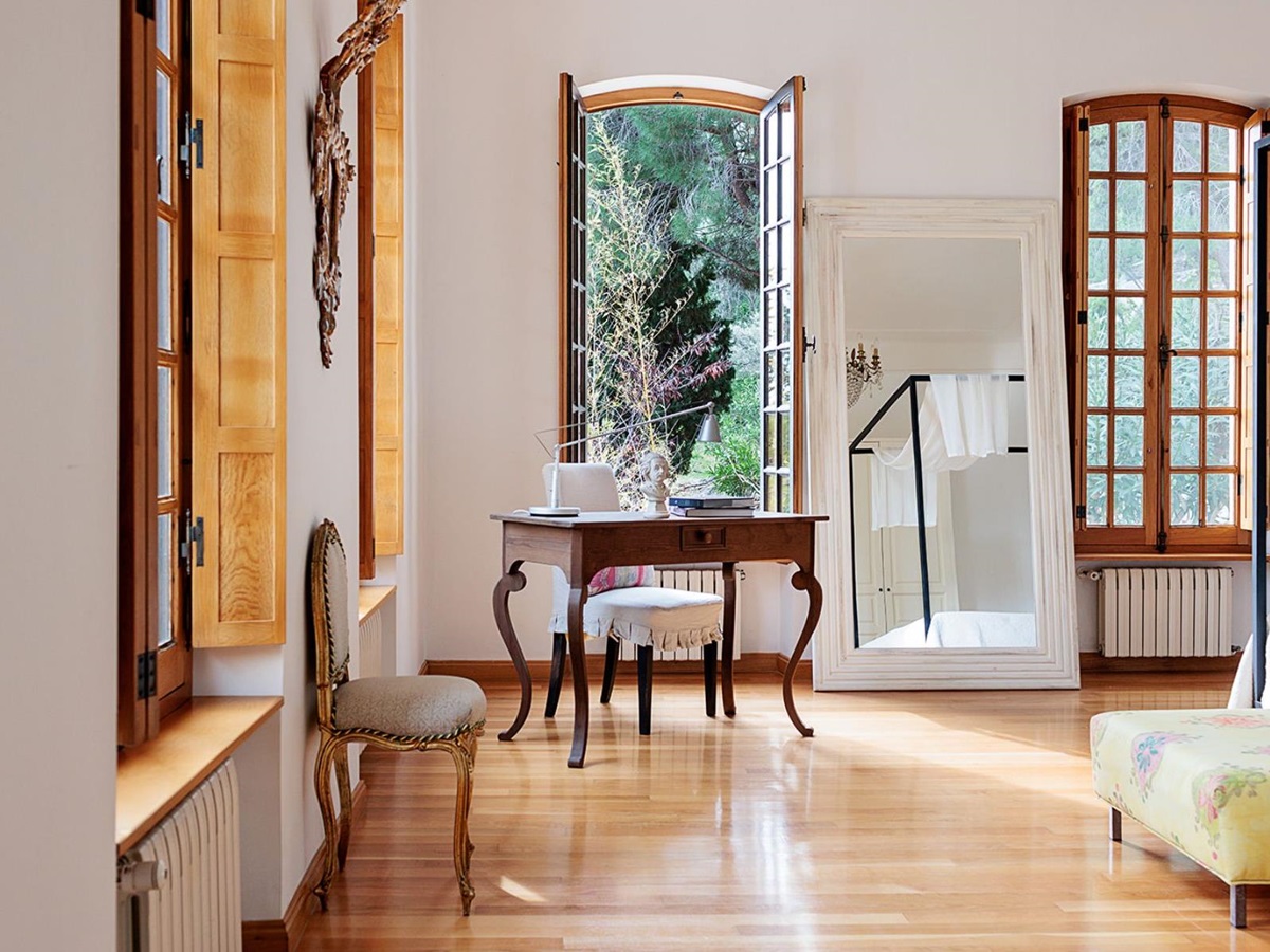 Bedroom with desk at Finca Jardin Bonito, Andalucia