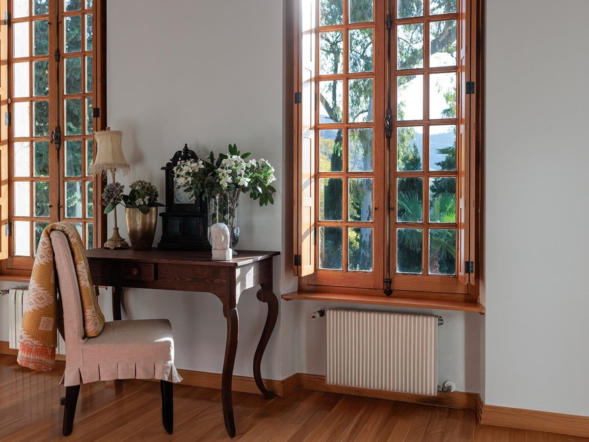 Bedroom with desk at Finca Jardin Bonito, Andalucia