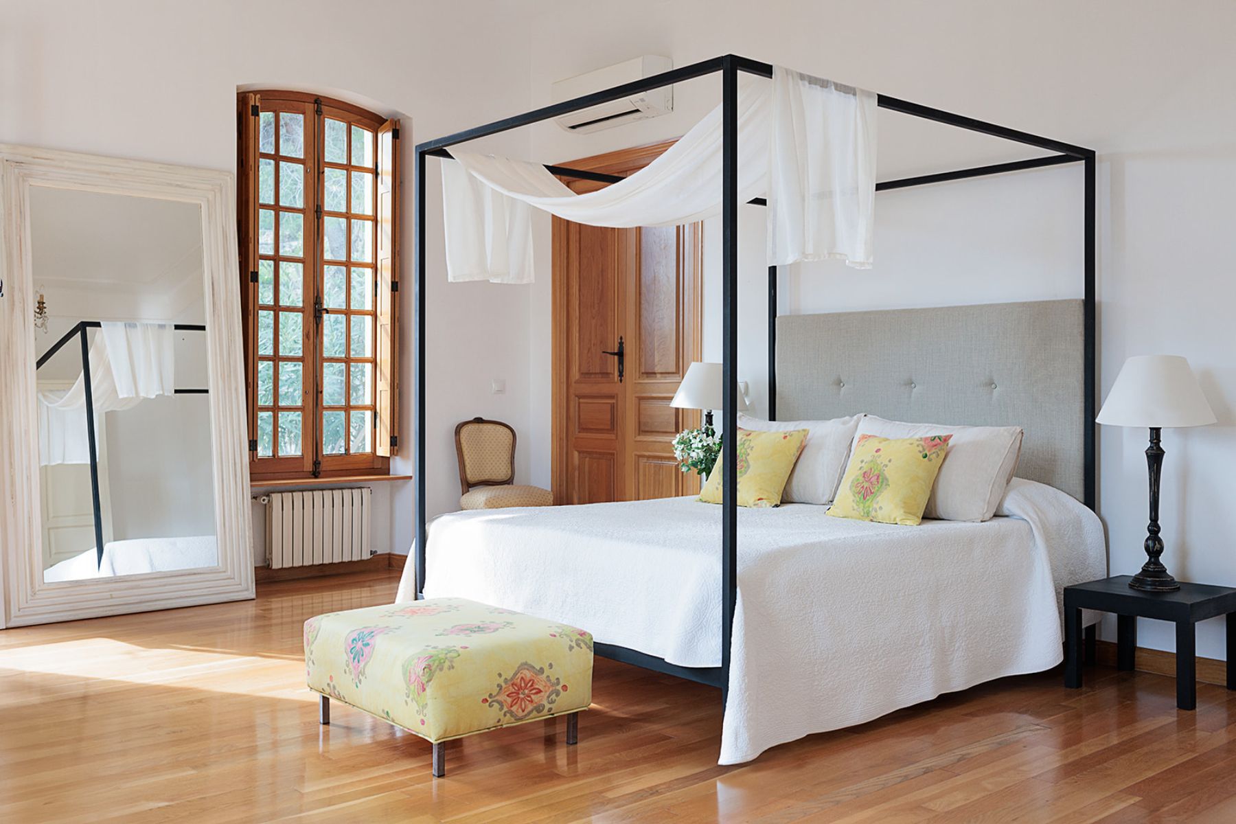 Bedroom with four poster bed at Finca Jardin Bonito, Andalucia