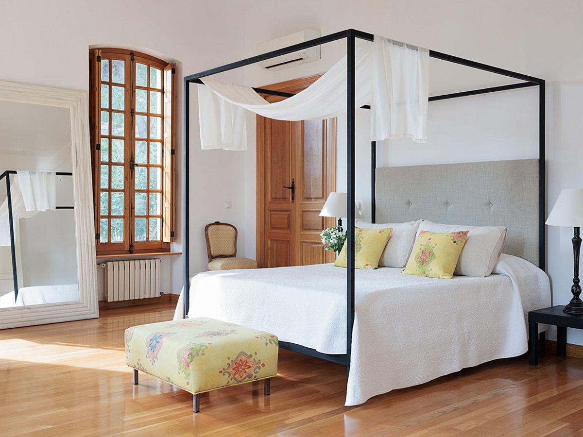 Bedroom with four poster bed at Finca Jardin Bonito, Andalucia