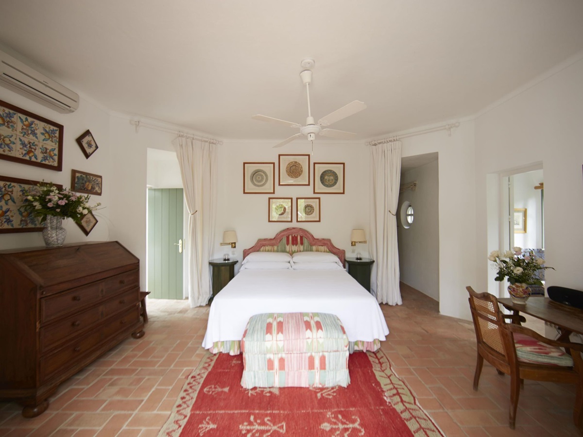 A double bedroom in Tramores Estate, Andalucia