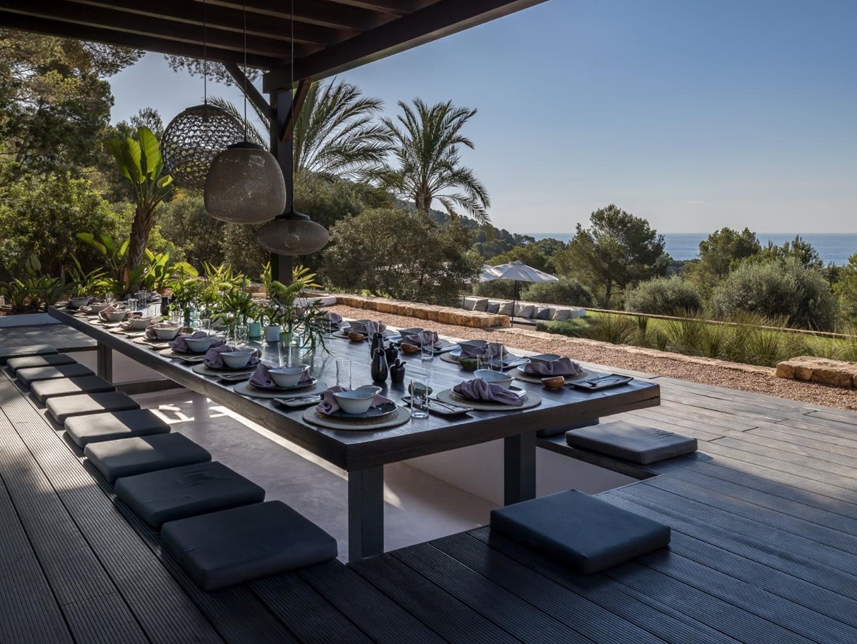Outdoor Dining at Can Nemo in Ibiza