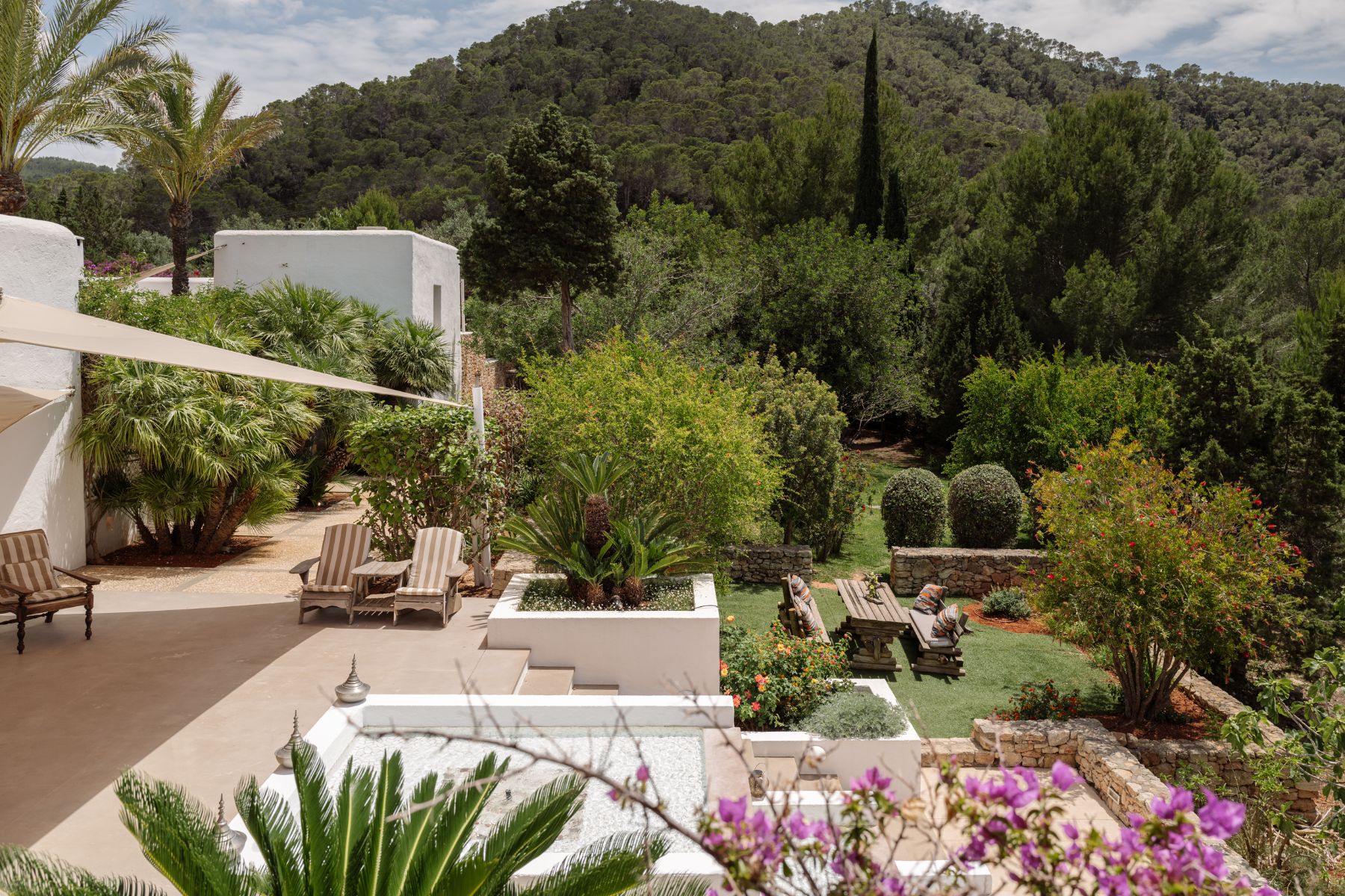 Garden with seating at Casa Sabena, Ibiza