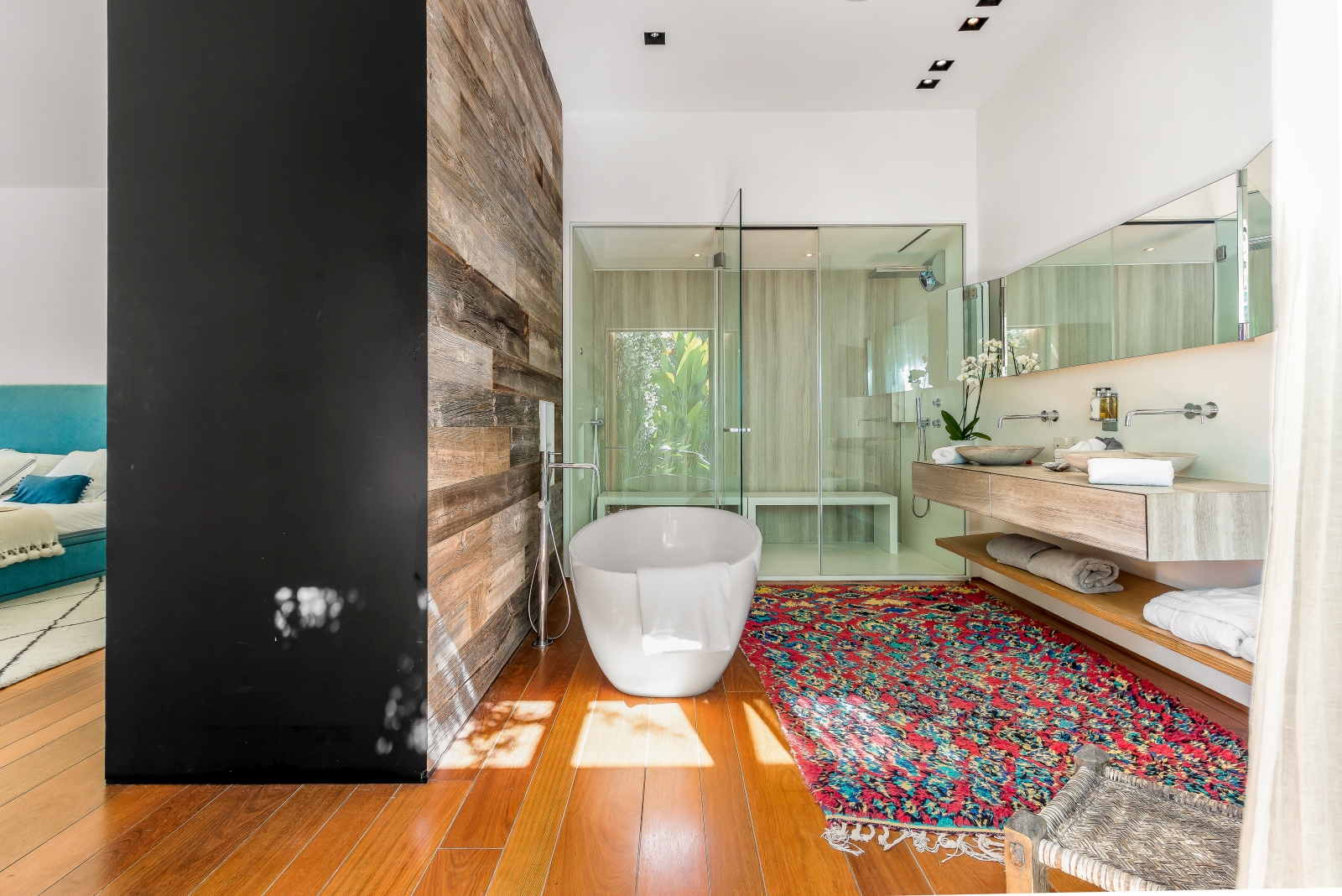Extensive bathroom with freestanding bathtub and double vanity