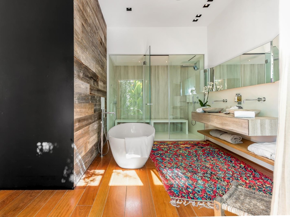 Extensive bathroom with freestanding bathtub and double vanity