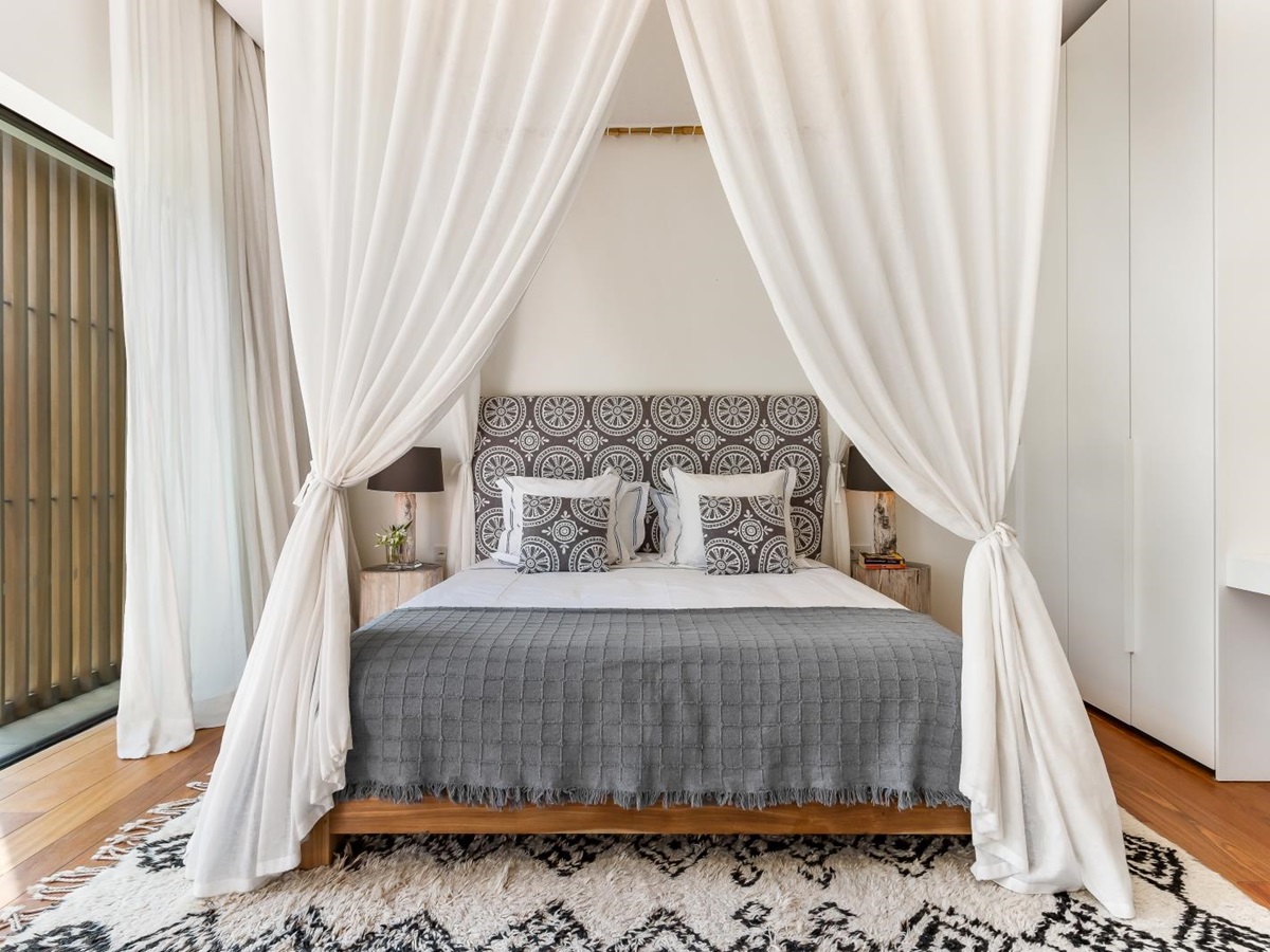 Lightflooded bedroom with Four poster bed