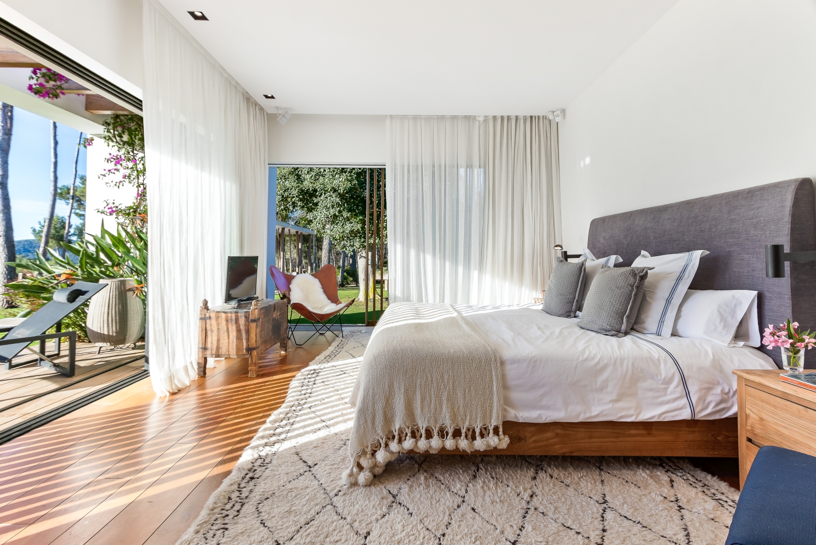 Bedroom with view of the sea and extensive floor-to-ceiling windows