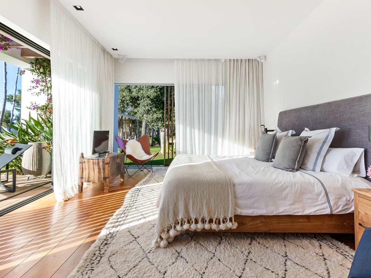Bedroom with view of the sea and extensive floor-to-ceiling windows