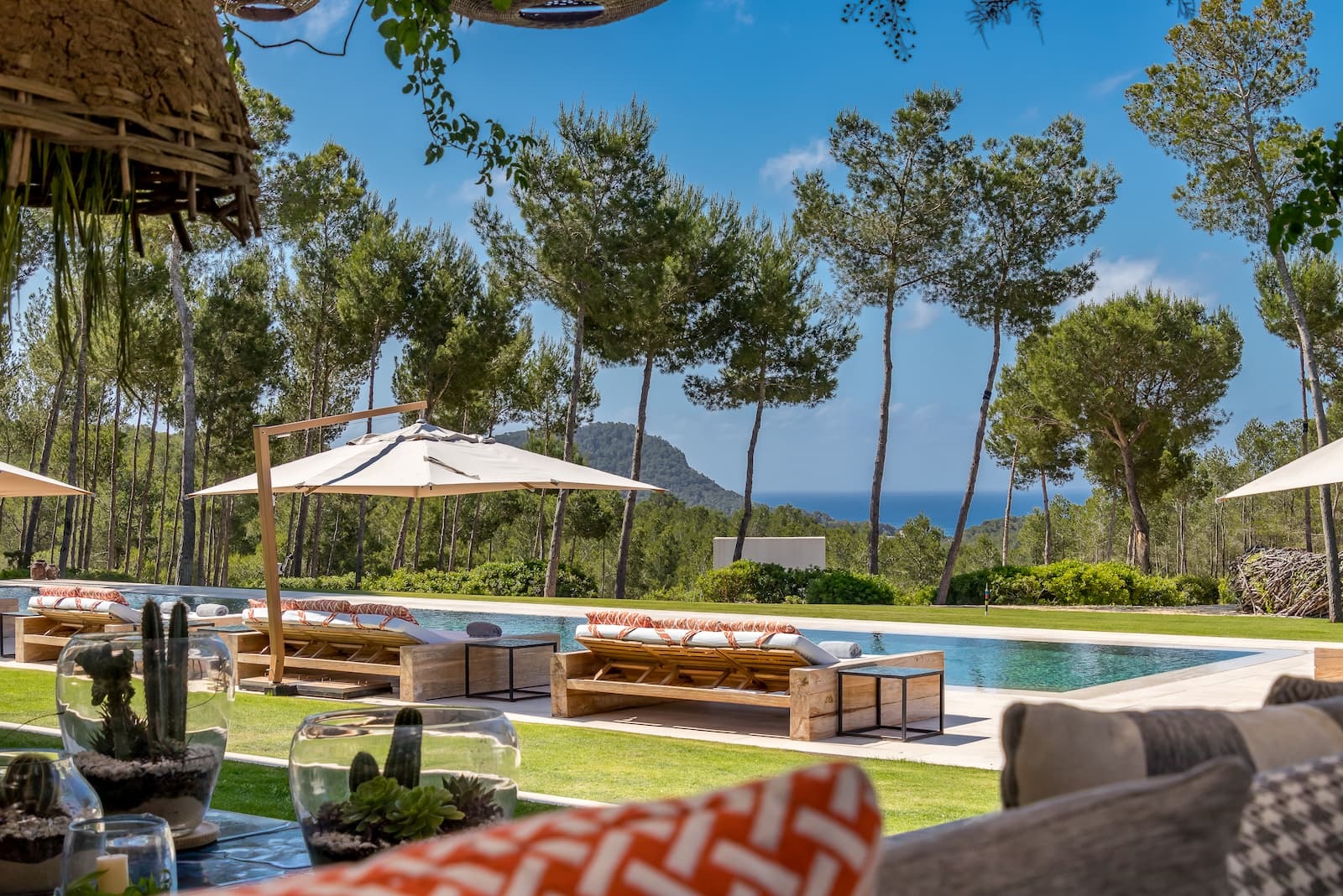 View of the pool and sea