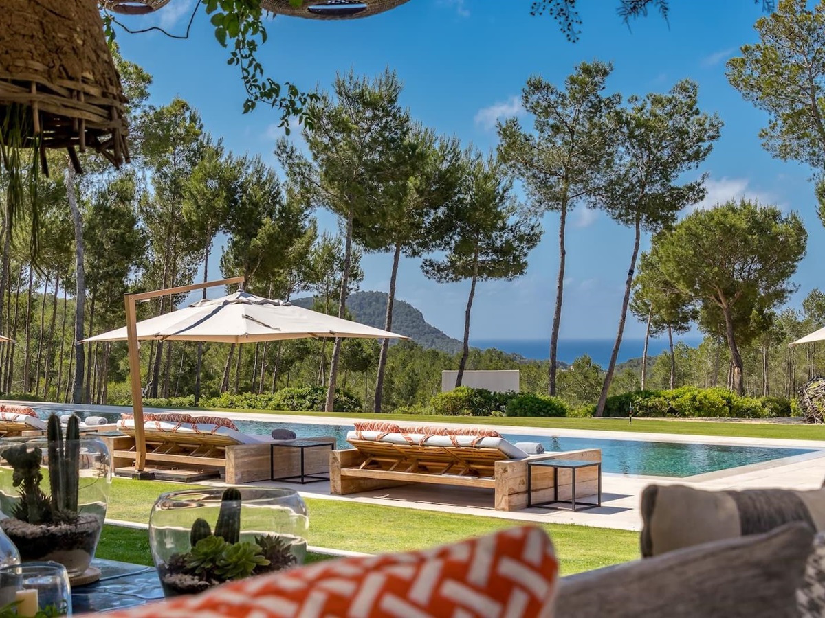 View of the pool and sea
