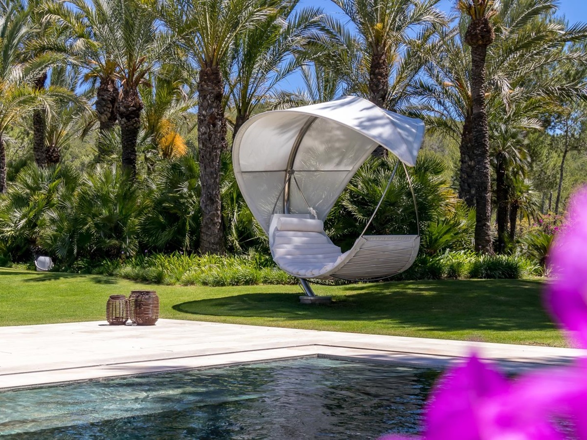 Comfortable hammock by the pool of Villa Xi