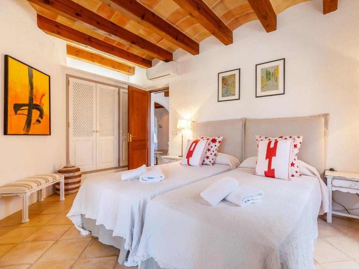 Twin bedroom at Can Suelo