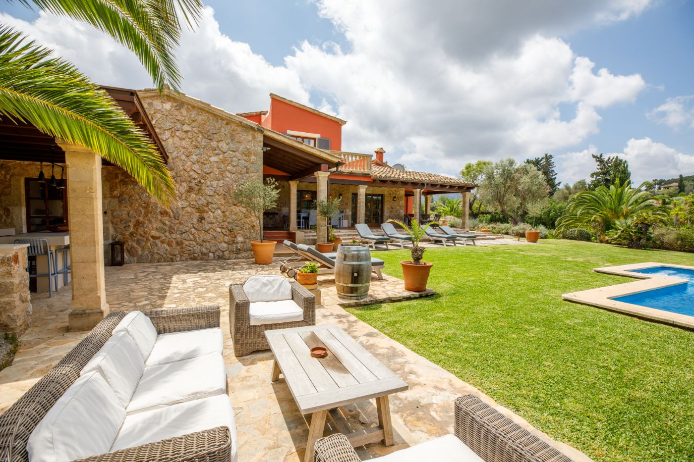 Gardens and seating at Can Suelo