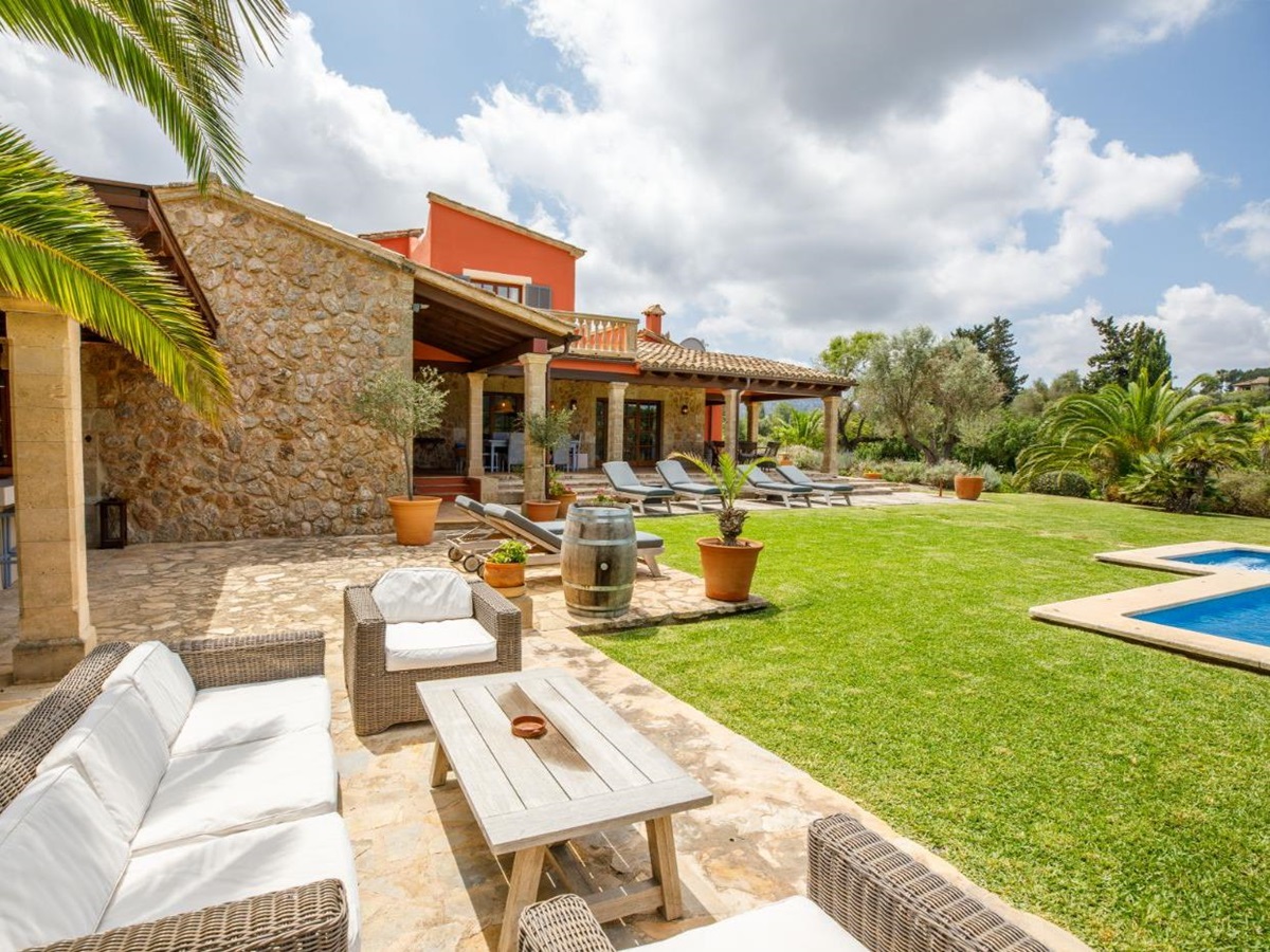 Gardens and seating at Can Suelo