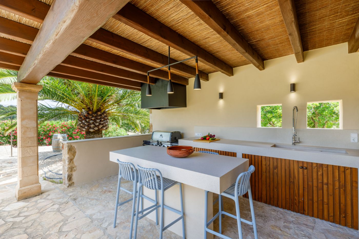 Outdoor kitchen at Can Suelo