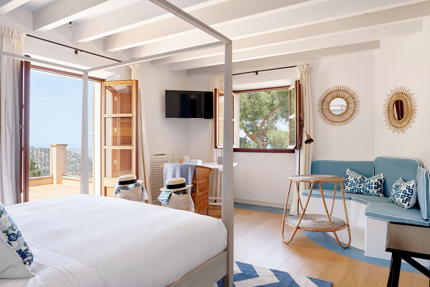 Bedroom with four poster bed at Casa Azul