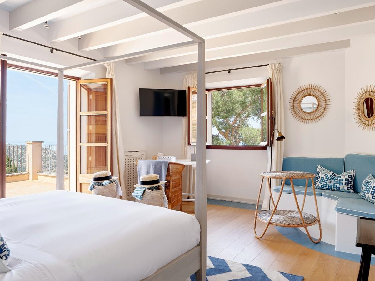 Bedroom with four poster bed at Casa Azul