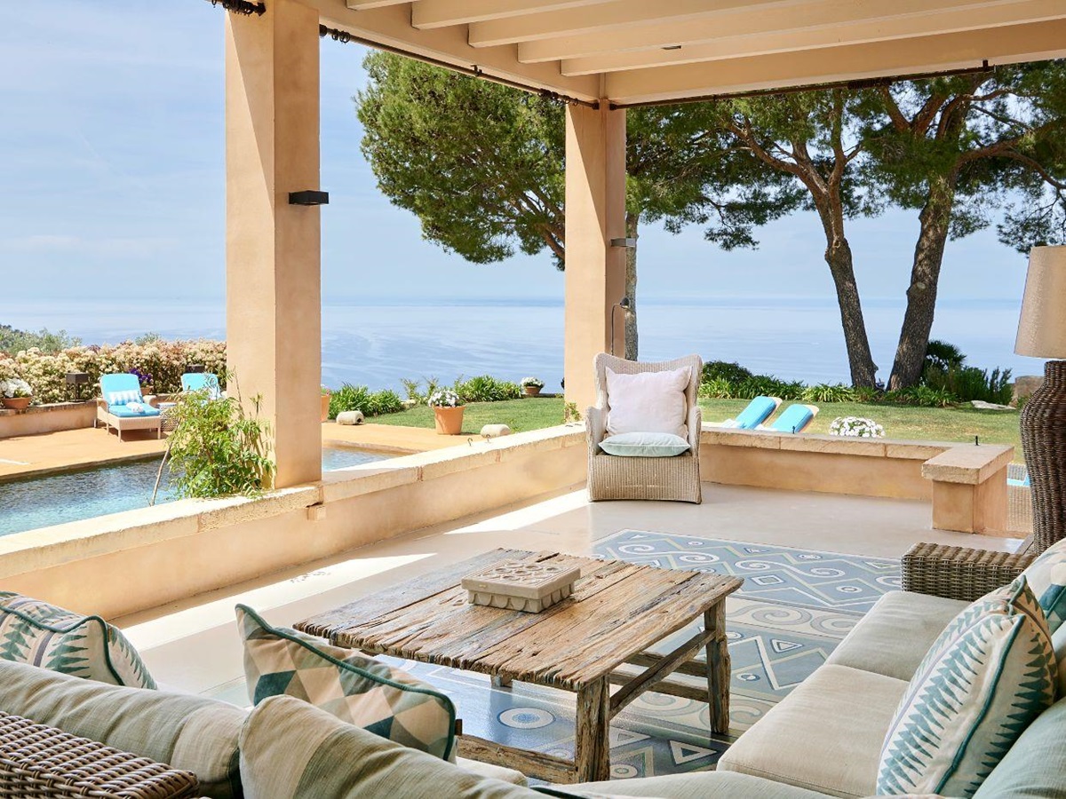 Outdoor terrace with seating at Casa Azul
