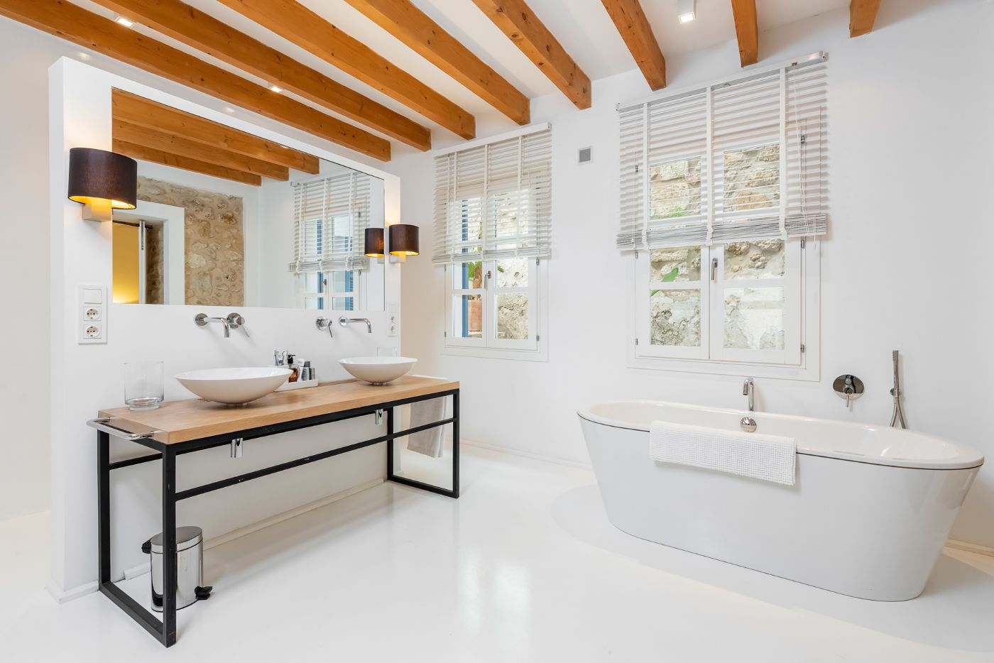 Bathroom with bathtub at Casa Blanca