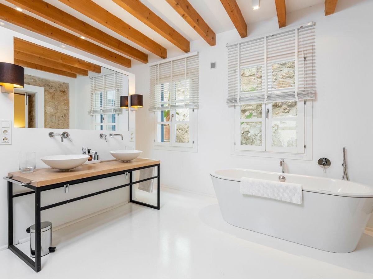 Bathroom with bathtub at Casa Blanca