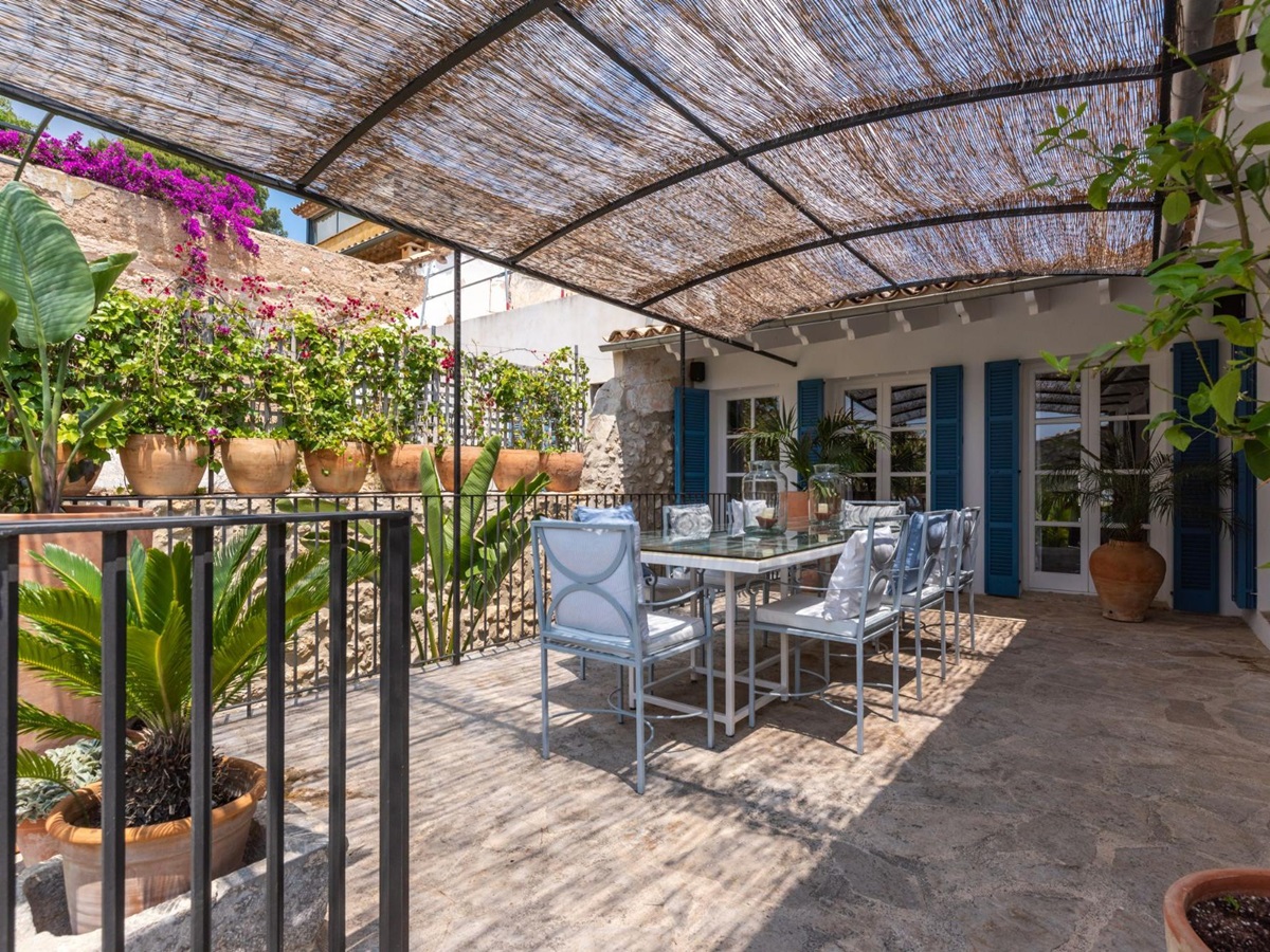 Outdoor dining at Casa Blanca