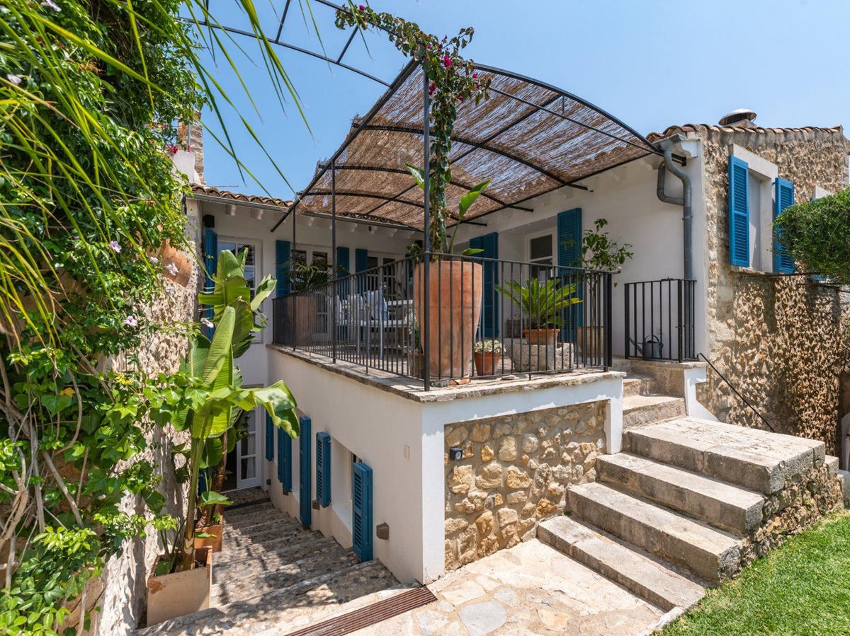 Exterior view of Casa Blanca