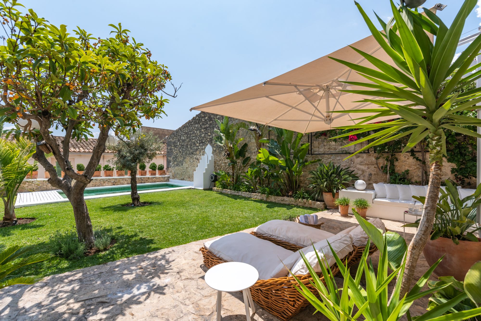 Garden and outdoor seating at Casa Blanca