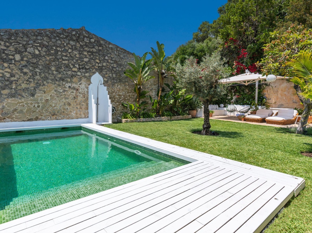 Pool and garden at Casa Blanca
