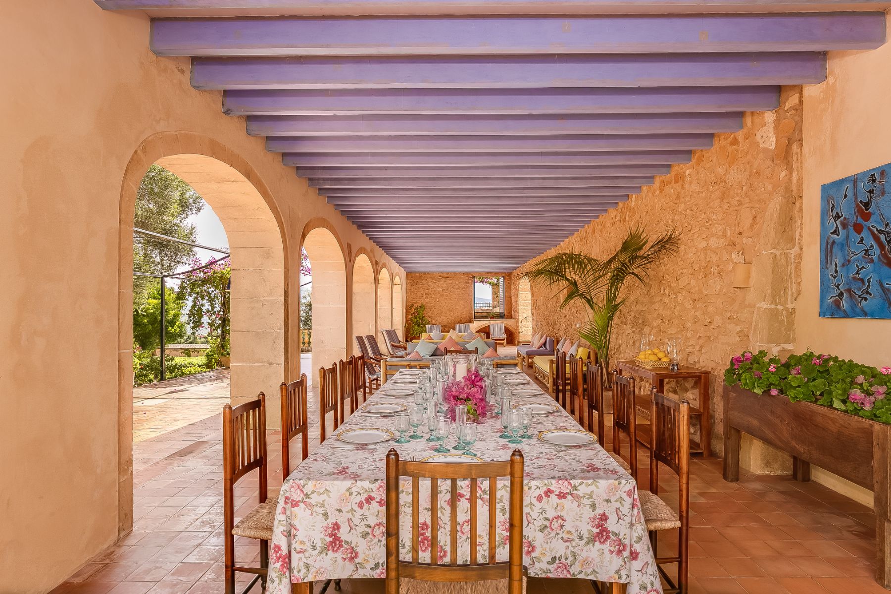 Covered dining terrace with table at Casa Jardin Bella, Mallorca