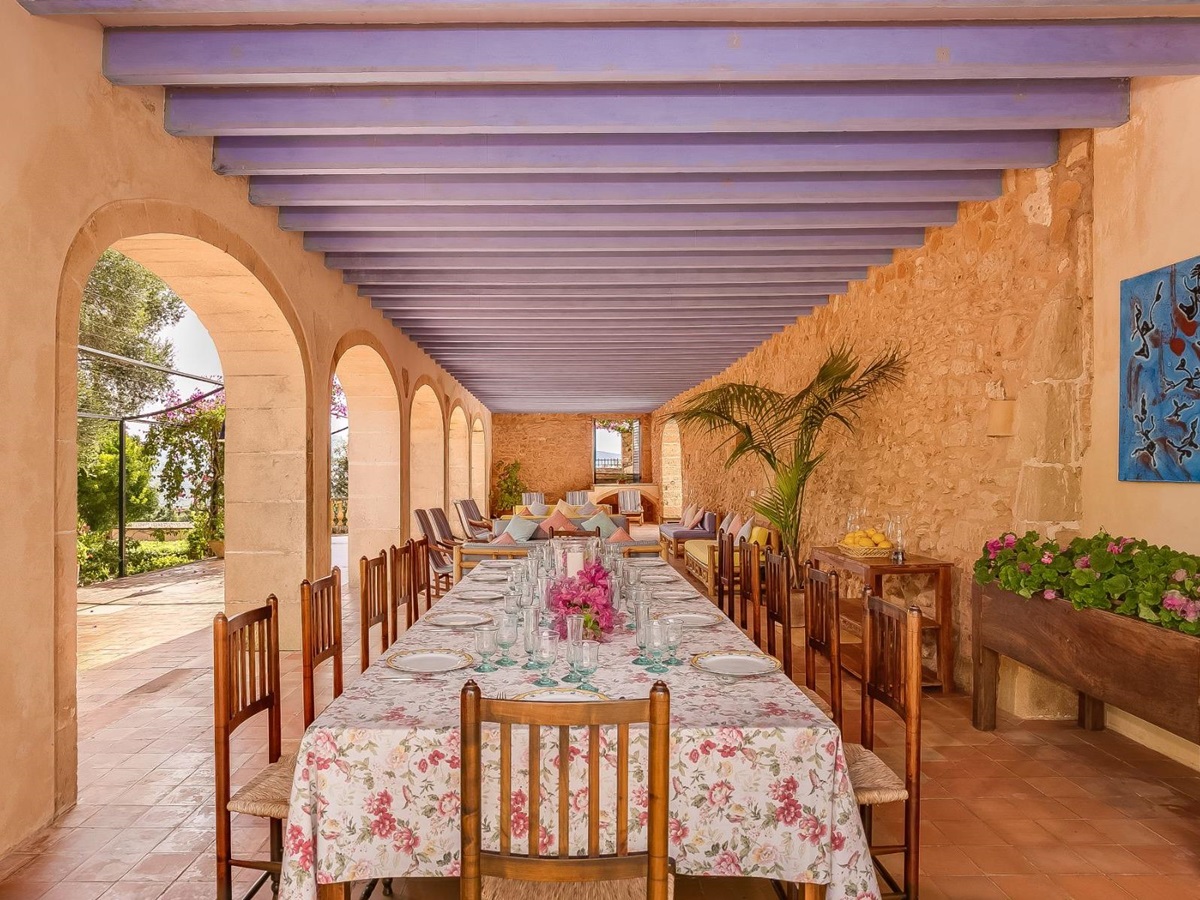 Covered dining terrace with table at Casa Jardin Bella, Mallorca