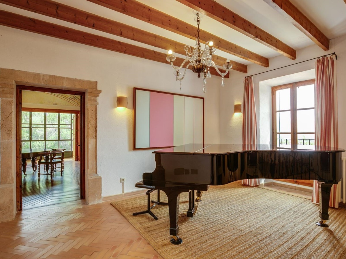 Living room with grand piano at Casa Jardin Bella, Mallorca