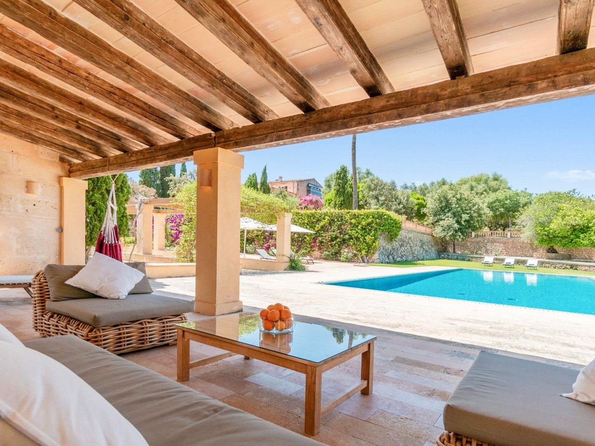 Pool with covered seating area at Casa Jardin Bella, Mallorca