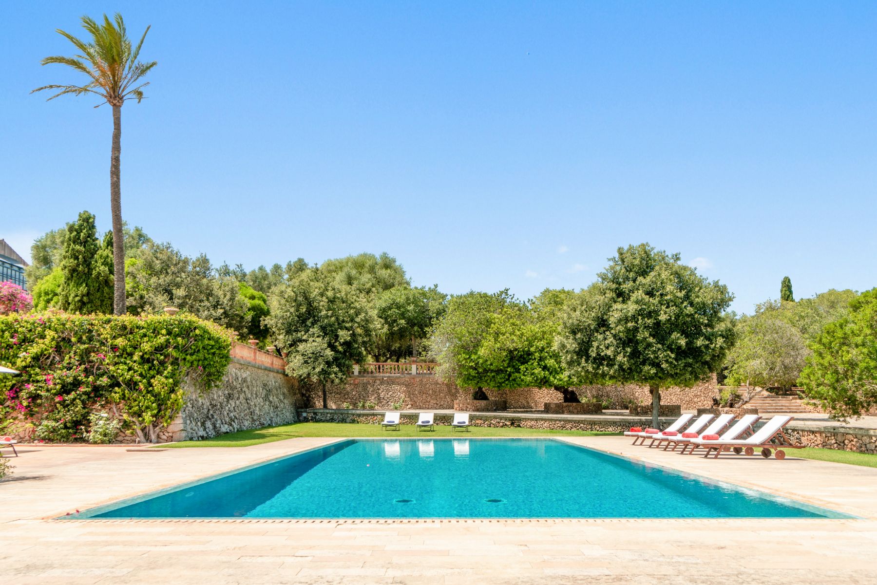 Pool with sun loungers at Casa Jardin Bella, Mallorca
