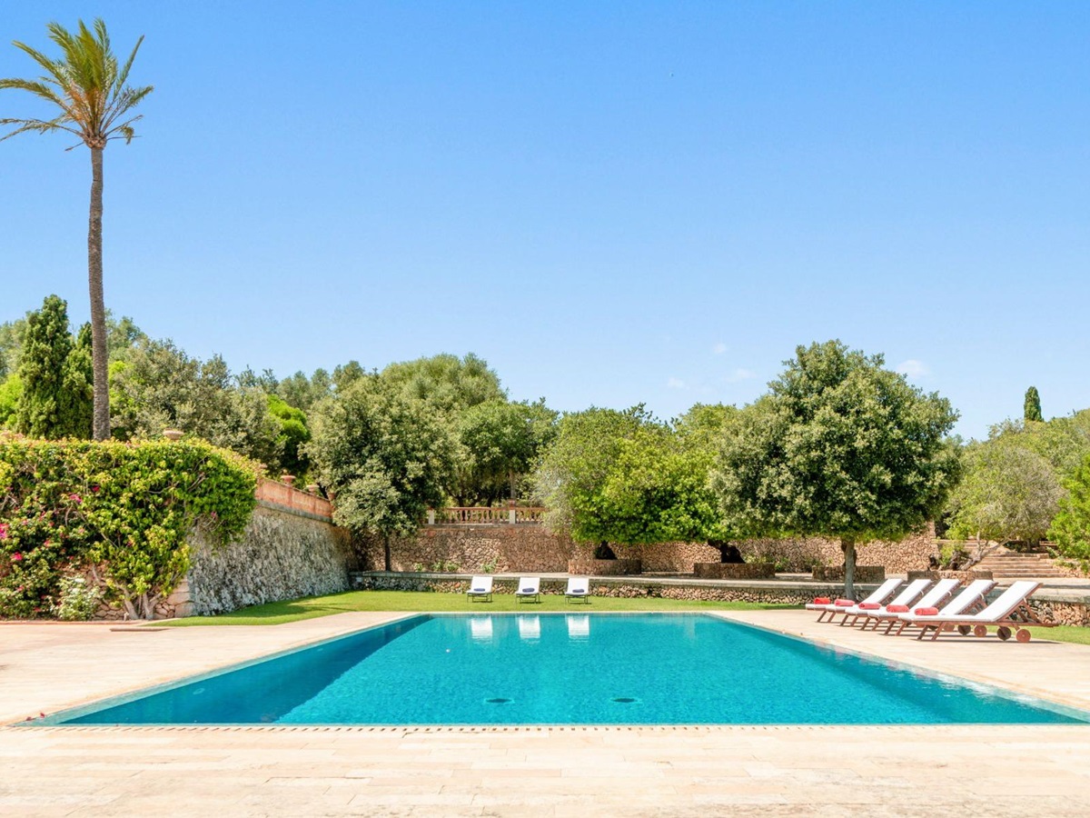 Pool with sun loungers at Casa Jardin Bella, Mallorca