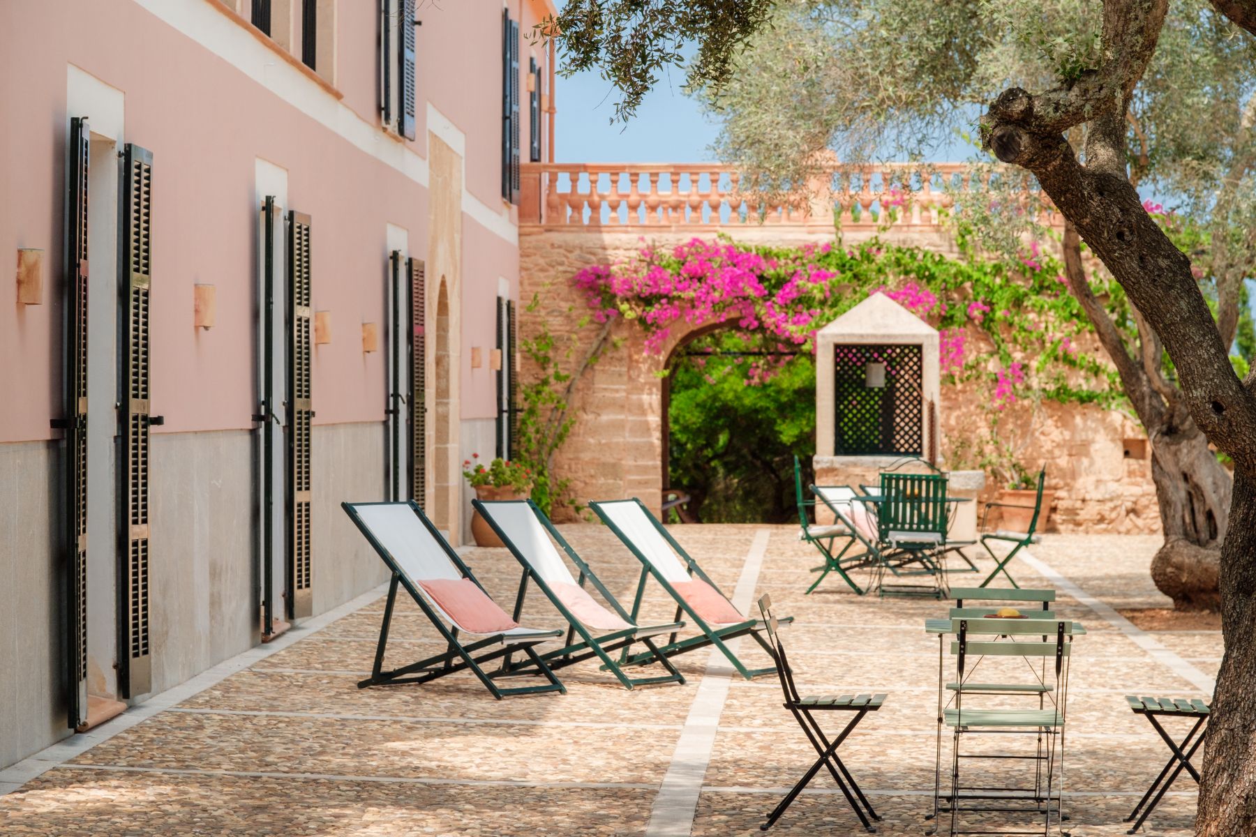 Courtyard with seating at Casa Jardin Bella, Mallorca