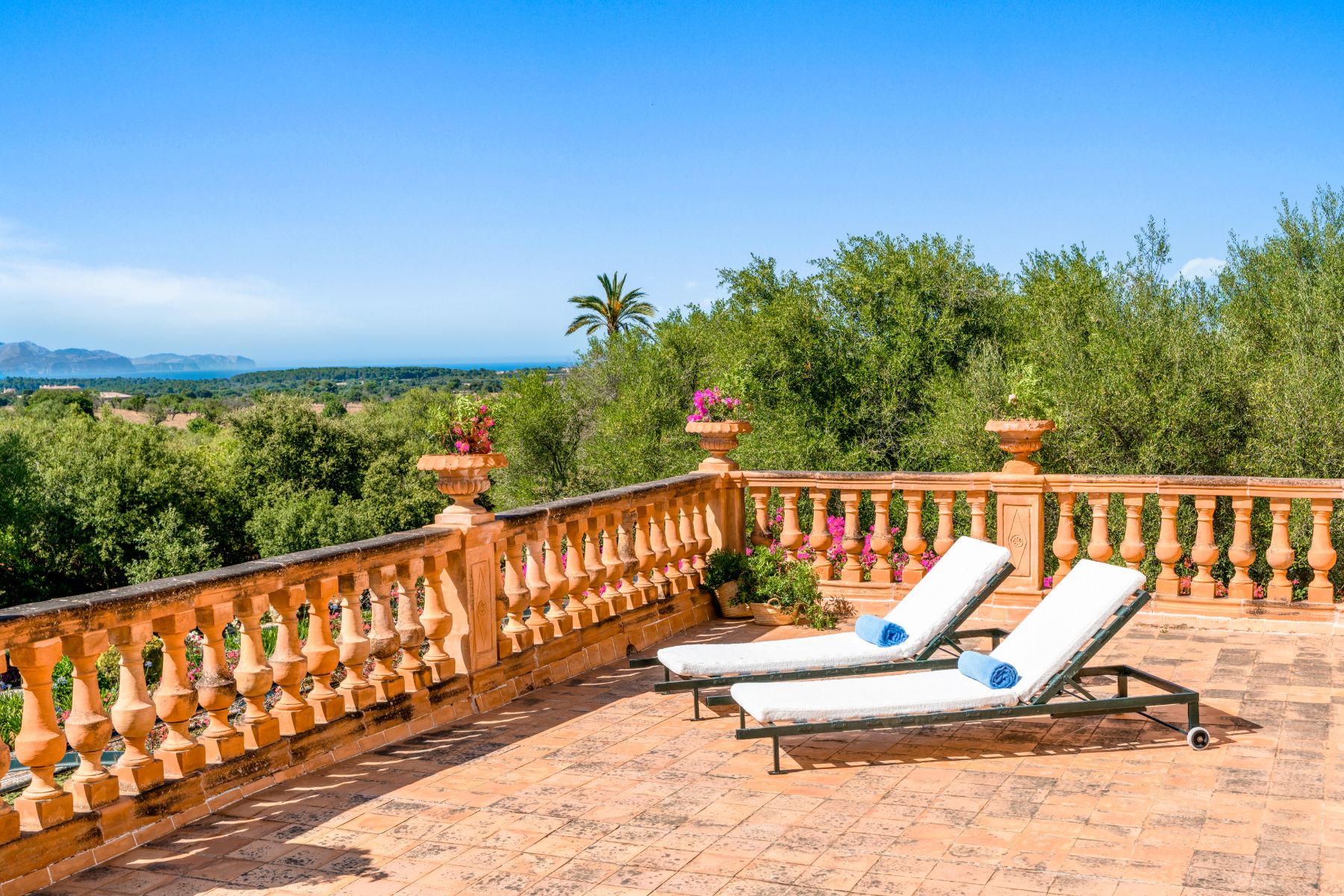 Terrace with loungers at Casa Jardin Bella, Mallorca