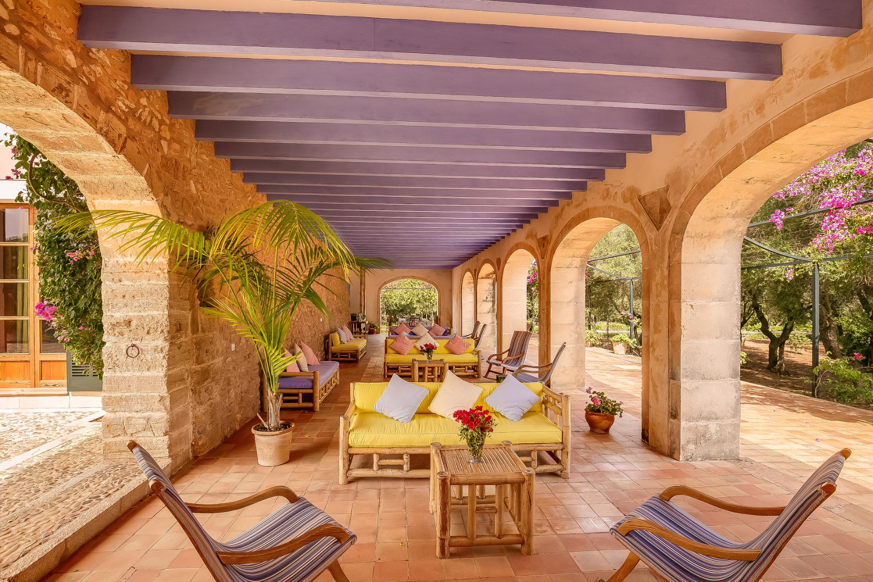 Covered terrace with seating at Casa Jardin Bella, Mallorca