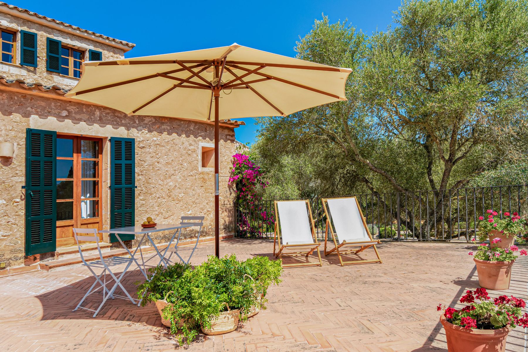Terrace with seating at Casa Jardin Bella, Mallorca