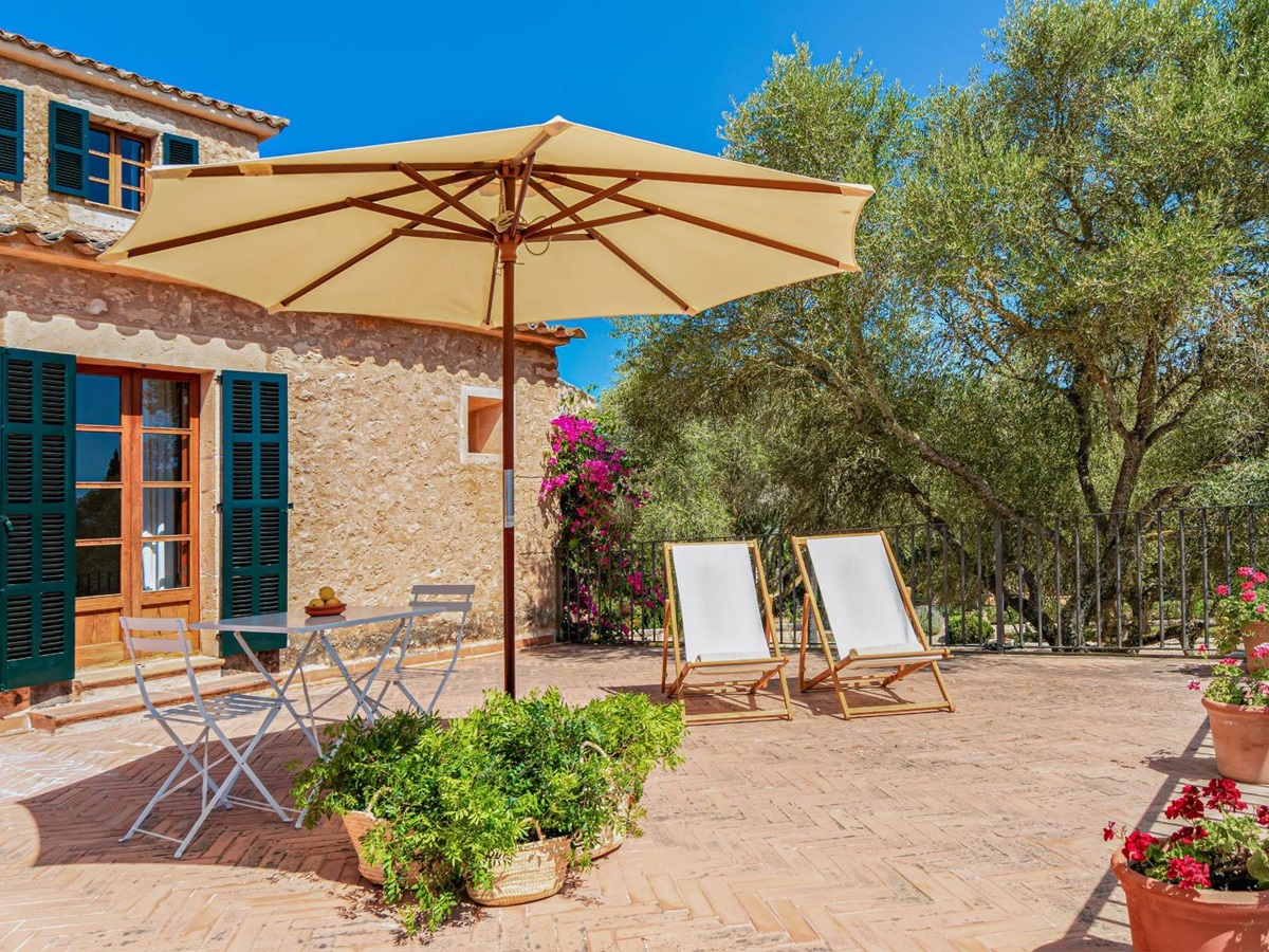 Terrace with seating at Casa Jardin Bella, Mallorca