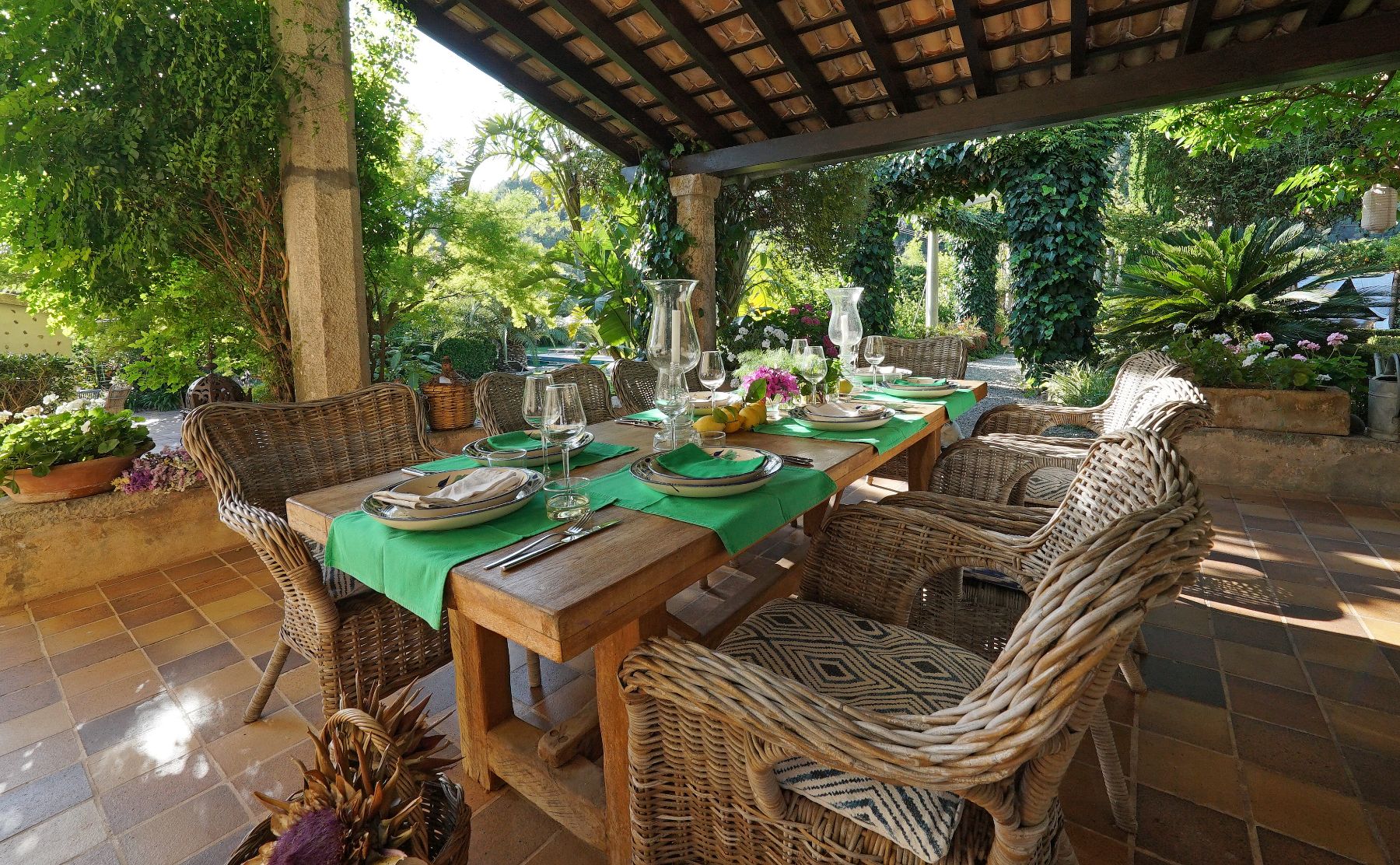 Terrace with dining table at Casa Serenidad, Mallorca
