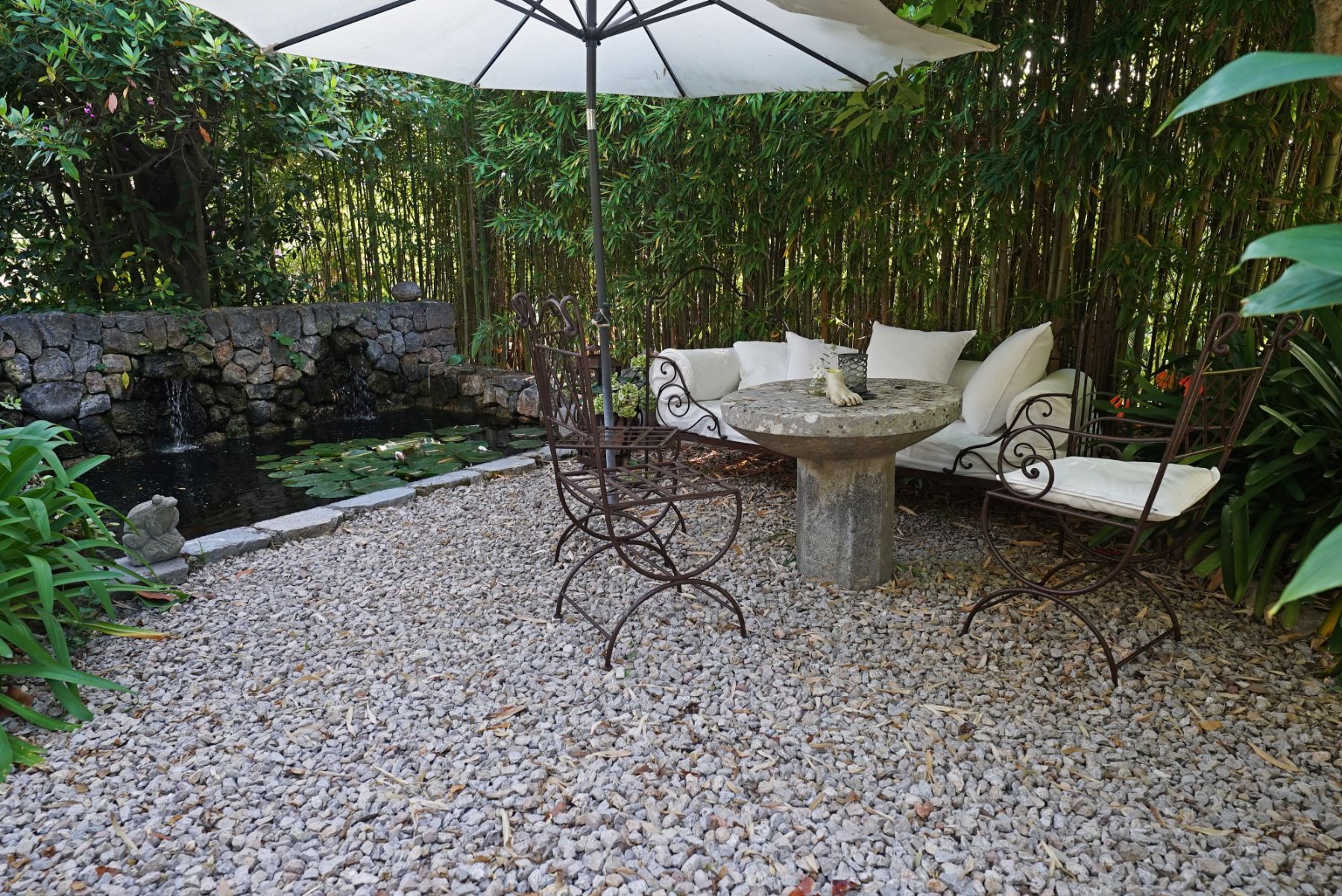Garden with pond and seating at Casa Serenidad, Mallorca