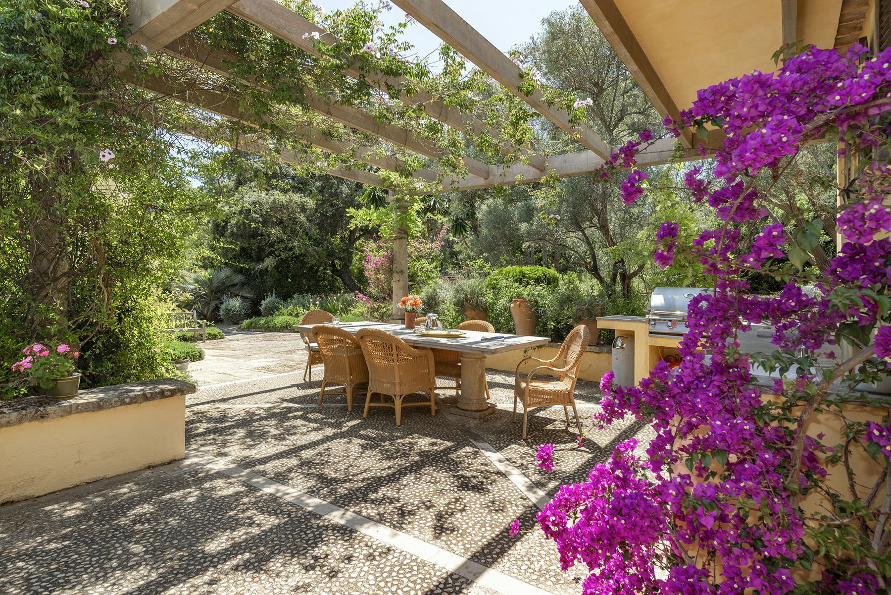 Terrace with dining table at Finca del Bosque, Mallorca