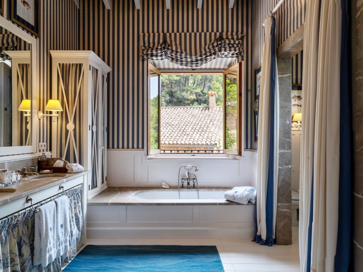 Master bathroom at Finca Olivera, Mallorca